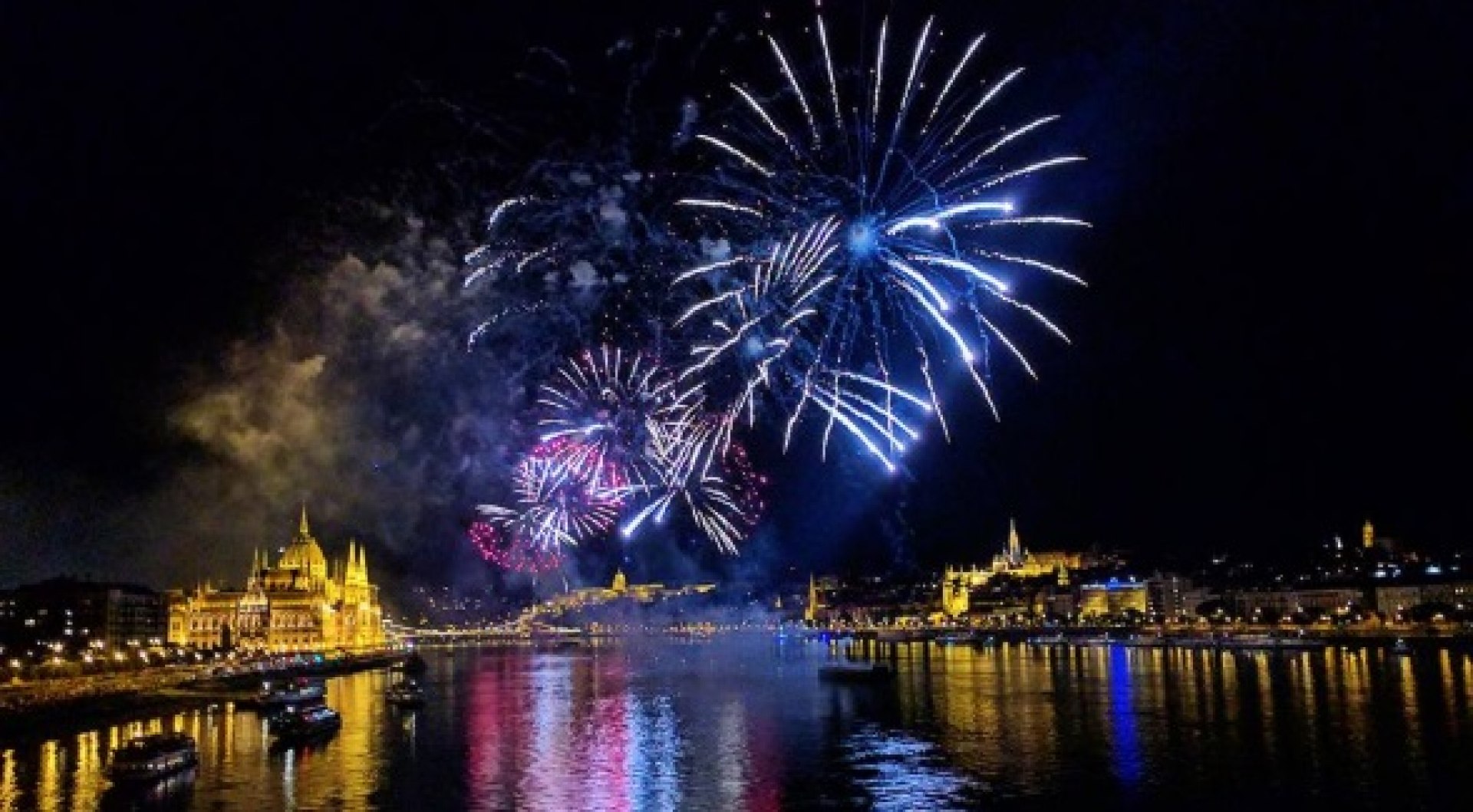 Fireworks Gala Dinner with Bar Piano