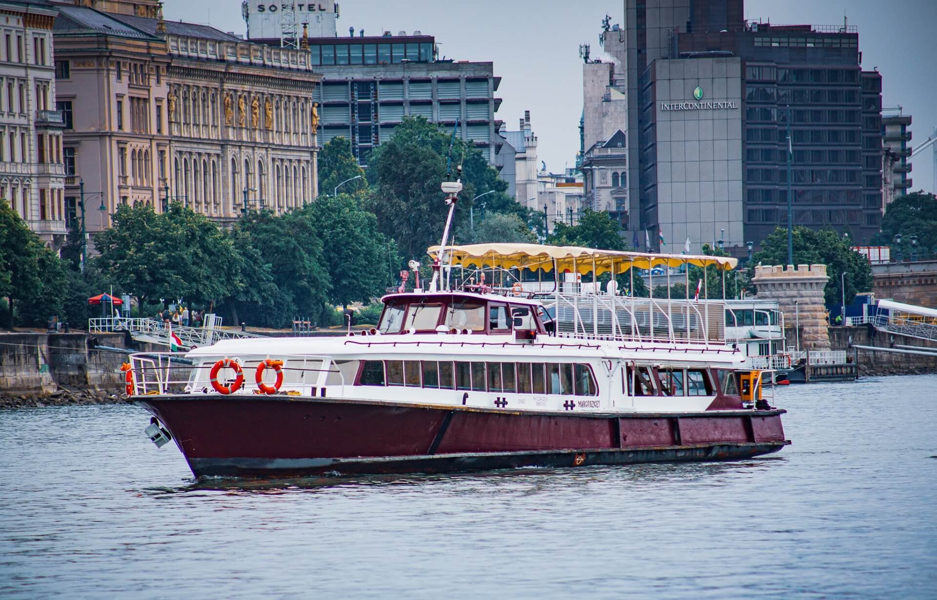 Croisière touristique nocturne au centre-ville de Budapest