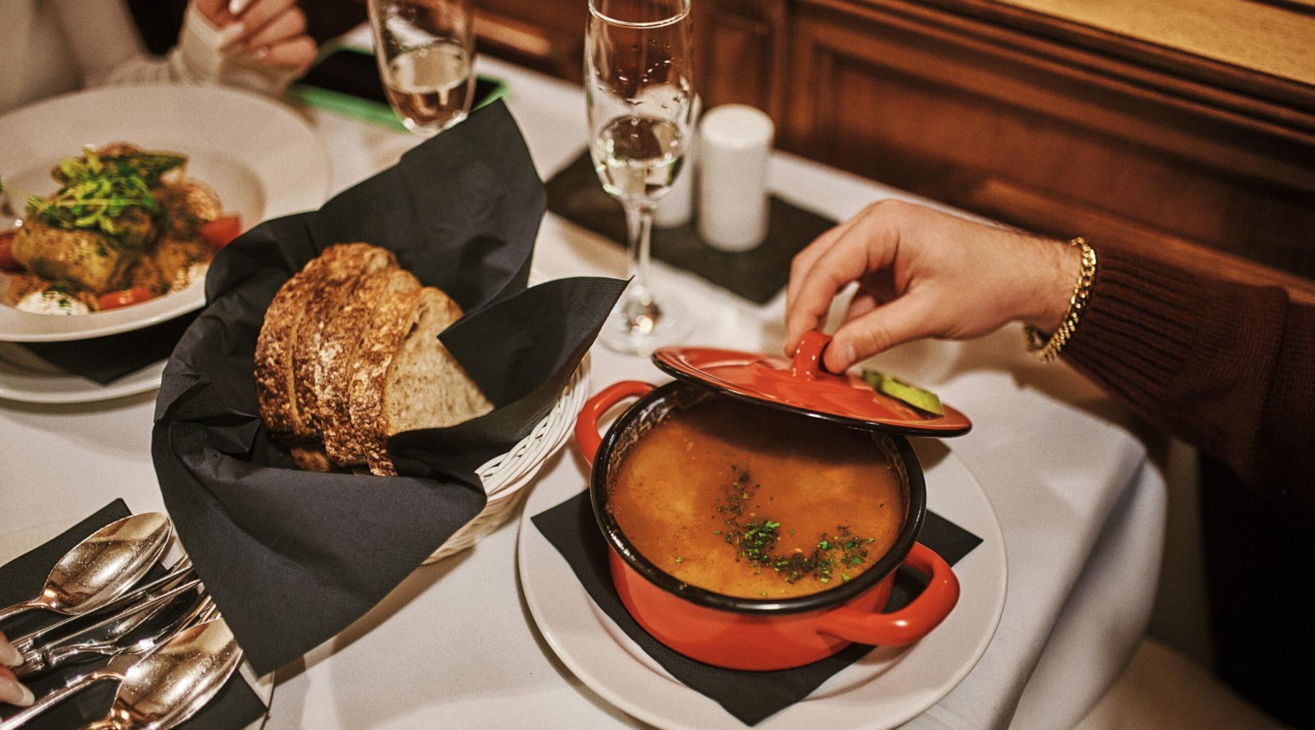 Donau-Flusskreuzfahrt mit Gulaschsuppe und Lángos