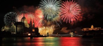 Abendessen und Kreuzfahrt mit Feuerwerk