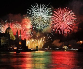 Cena y Crucero con Fuegos Artificiales