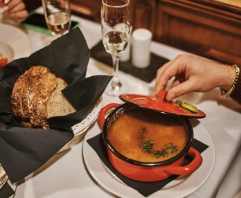 Donau-Flusskreuzfahrt mit Gulaschsuppe und Lángos
