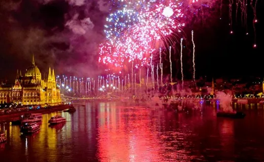 Fireworks Sightseeing Cruise with 1 Drink