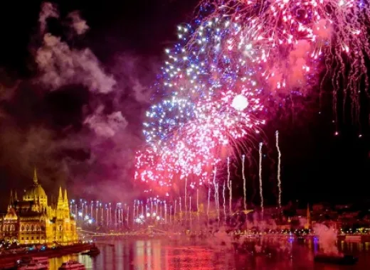 Croazieră cu Cocktails și Focuri de Artificii