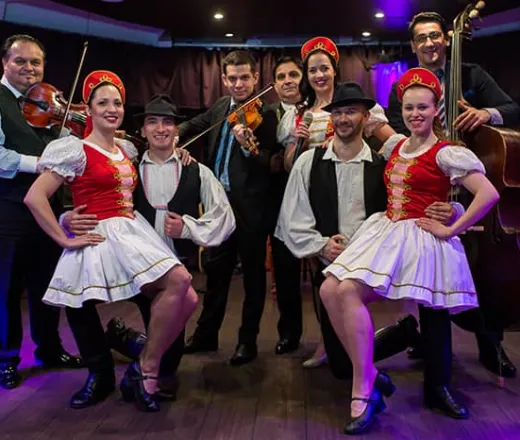 Croazieră de noapte de 80 de minute cu spectacol live de folclor și operetă