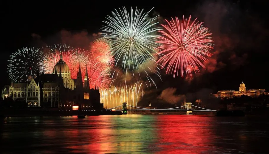Abendessen und Kreuzfahrt mit Feuerwerk